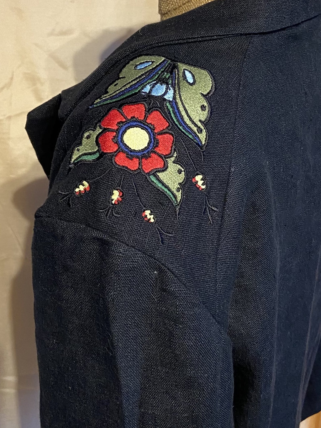 Lupin svart herrkavaj med kurbitsbrodering på axlarna.