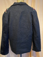 Lupin svart herrkavaj med kurbitsbrodering på axlarna.