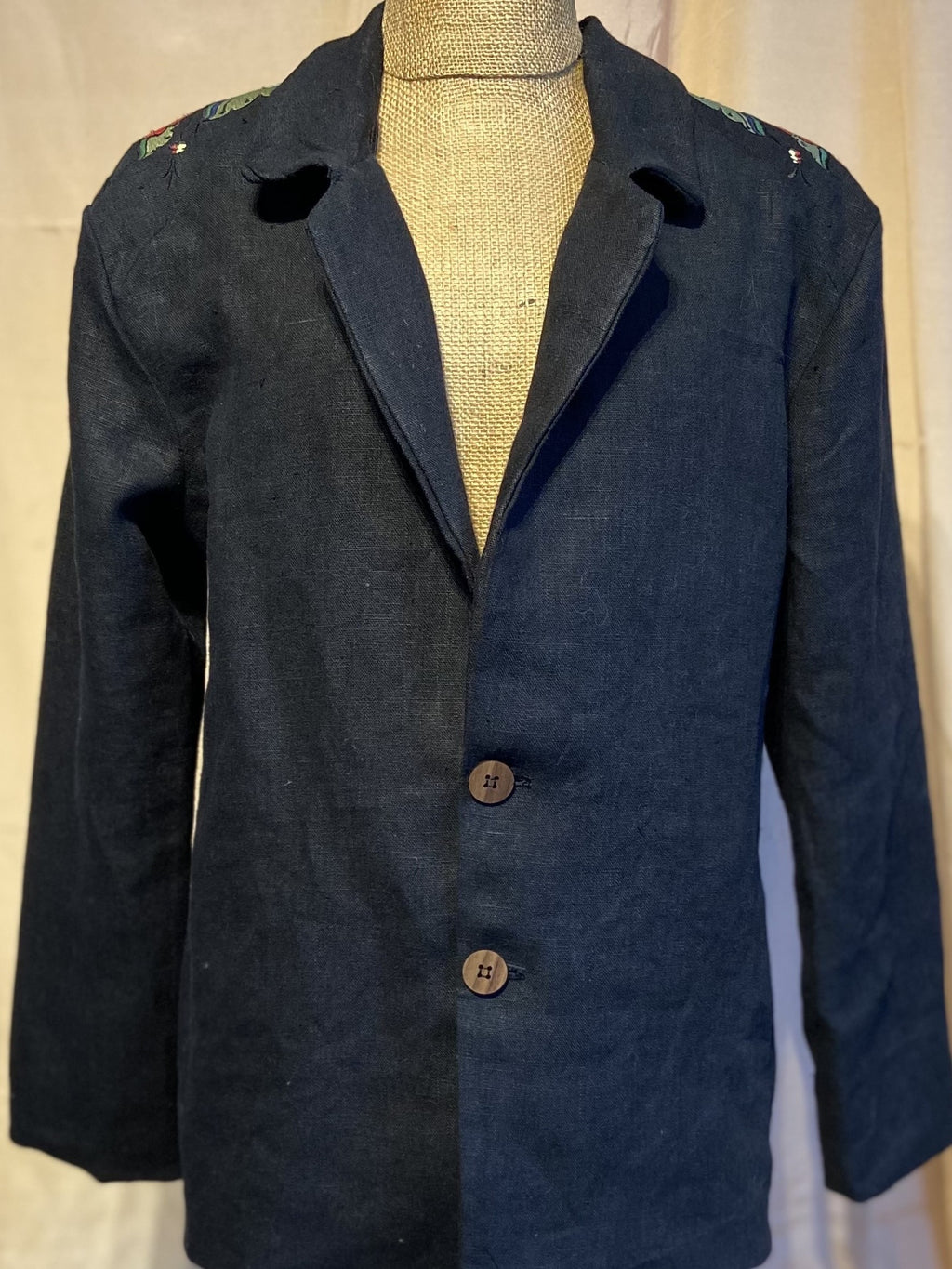 Lupin svart herrkavaj med kurbitsbrodering på axlarna.