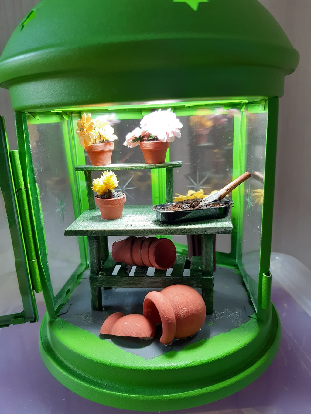 Miniatyrscen i lykta: planteringsbord