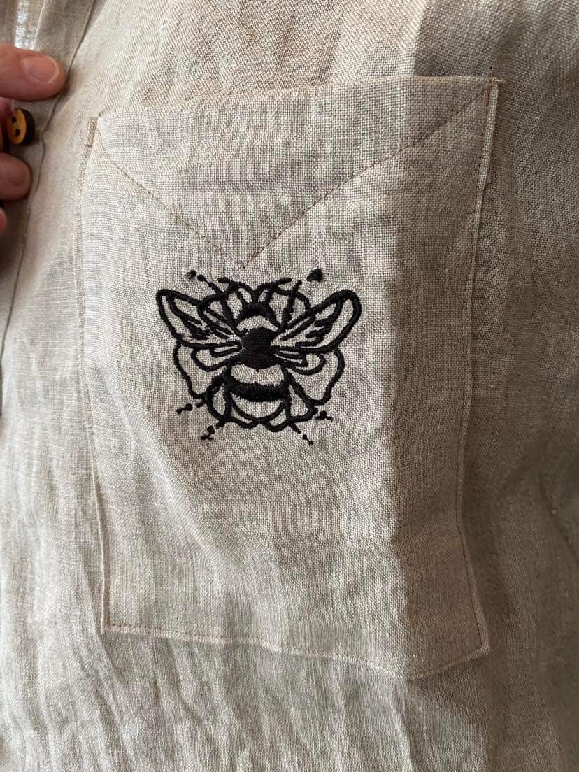 Vallmo, kort rak skjortmodell i 100 % linnetyg.