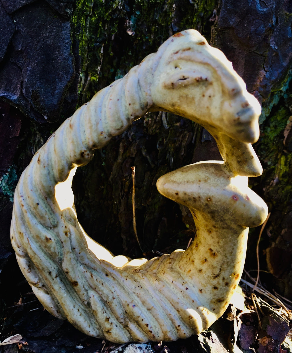 The Siren, skulptur i vit lava, glaserad