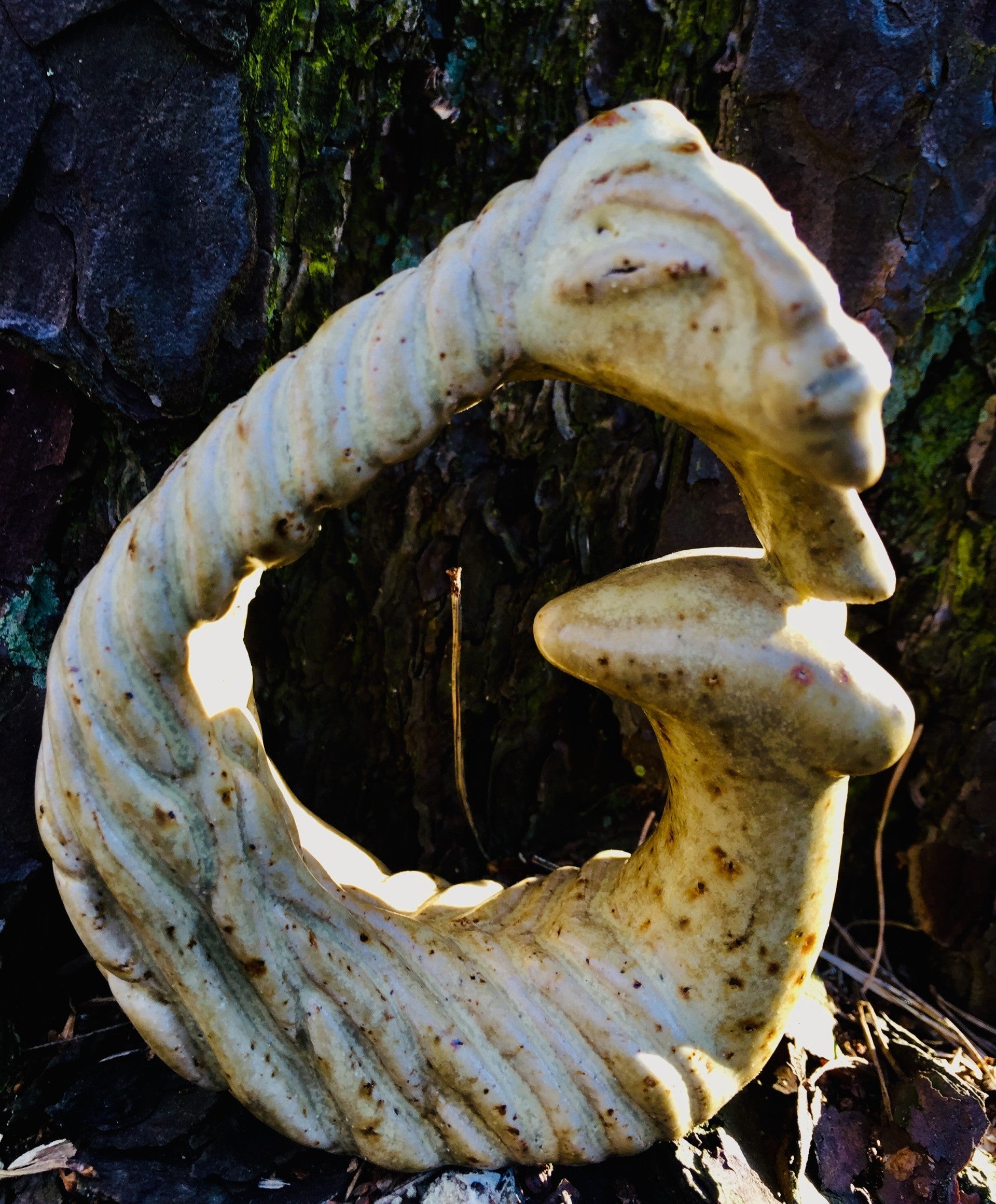 The Siren, skulptur i vit lava, glaserad