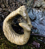The Siren, skulptur i vit lava, glaserad