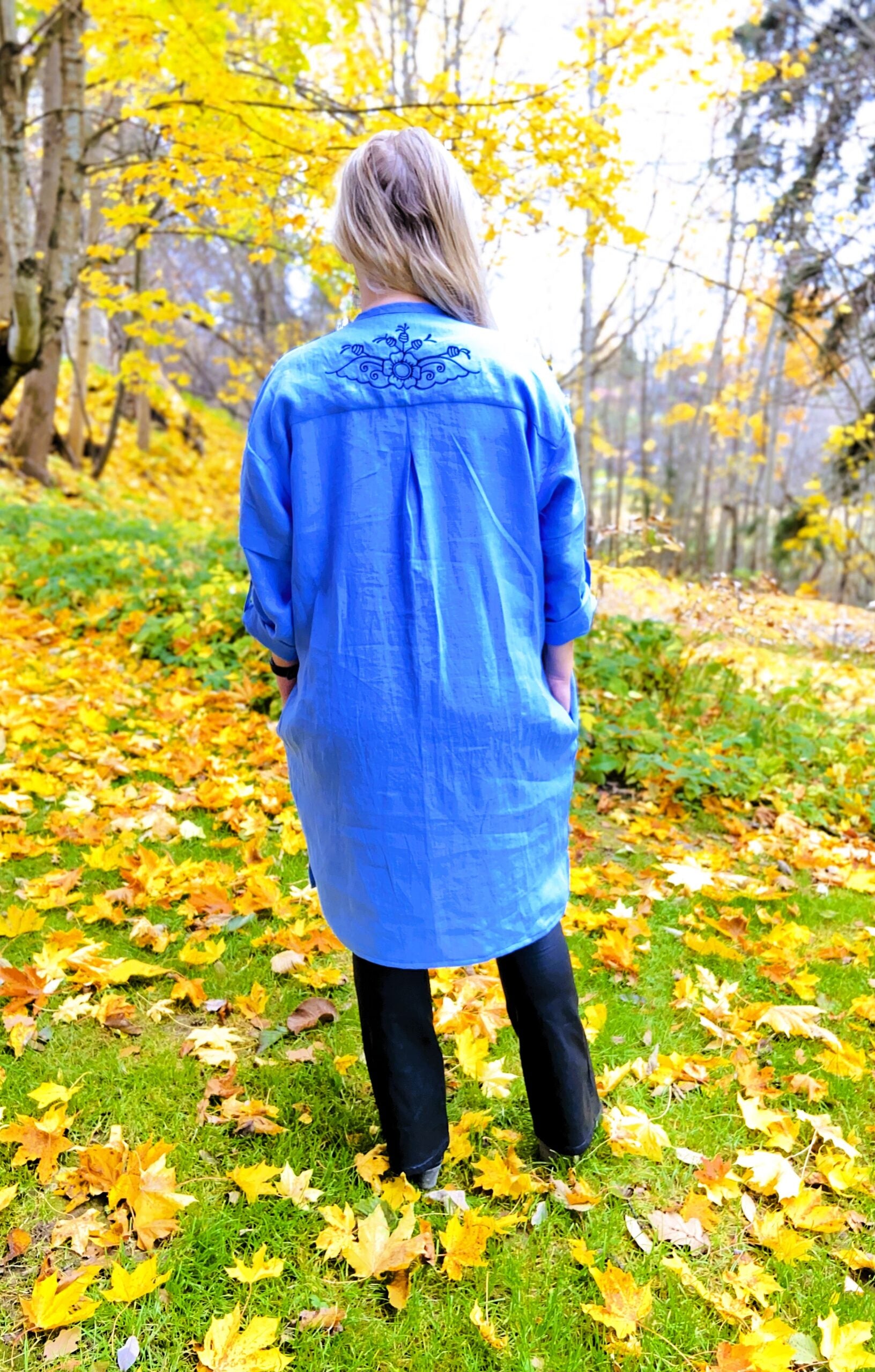 Krysmynta rak linneklänning i linnetyg, Finns i vit och dalablå.