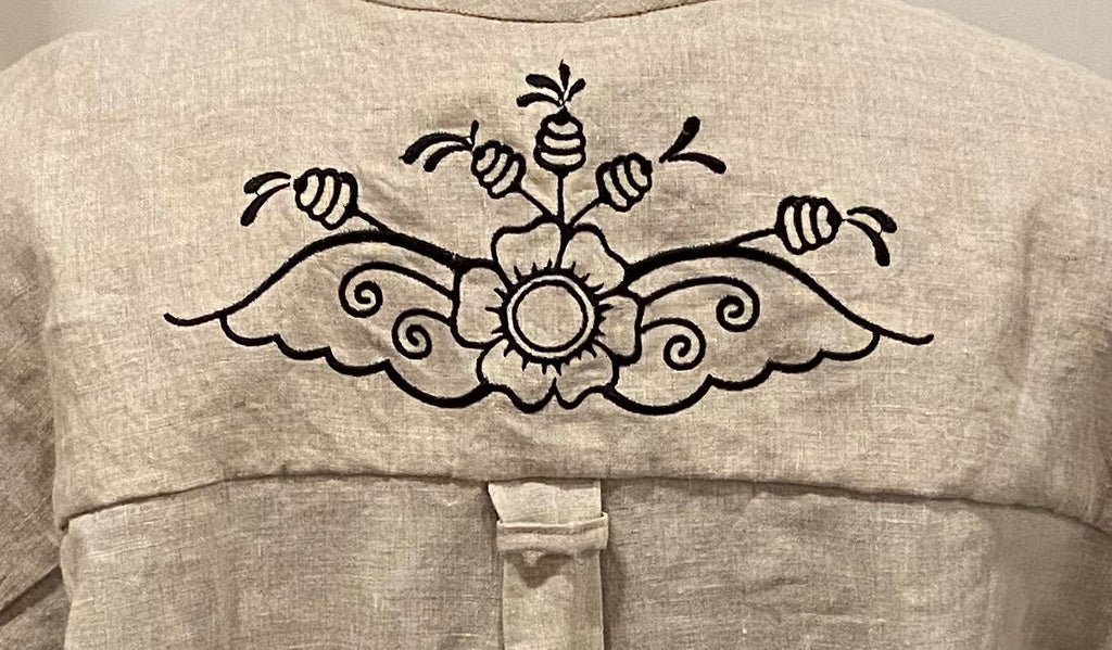 Vallmo, kort rak skjortmodell i 100 % linnetyg.