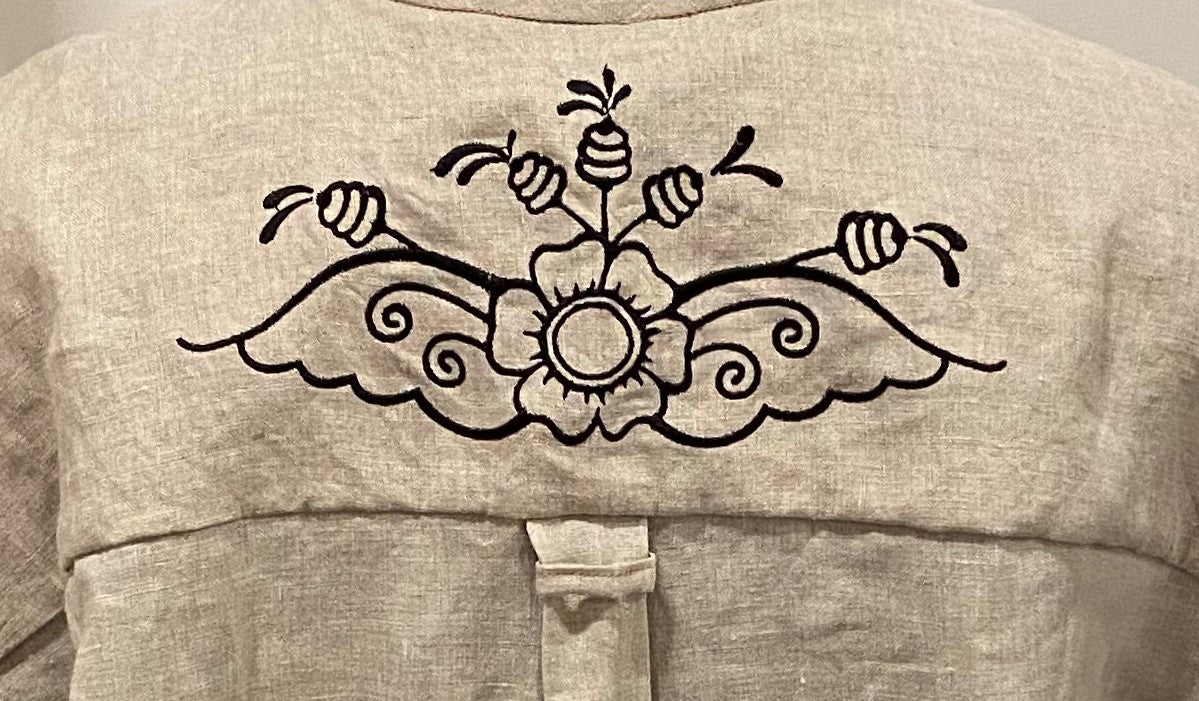 Vallmo, kort rak skjortmodell i 100 % linnetyg.