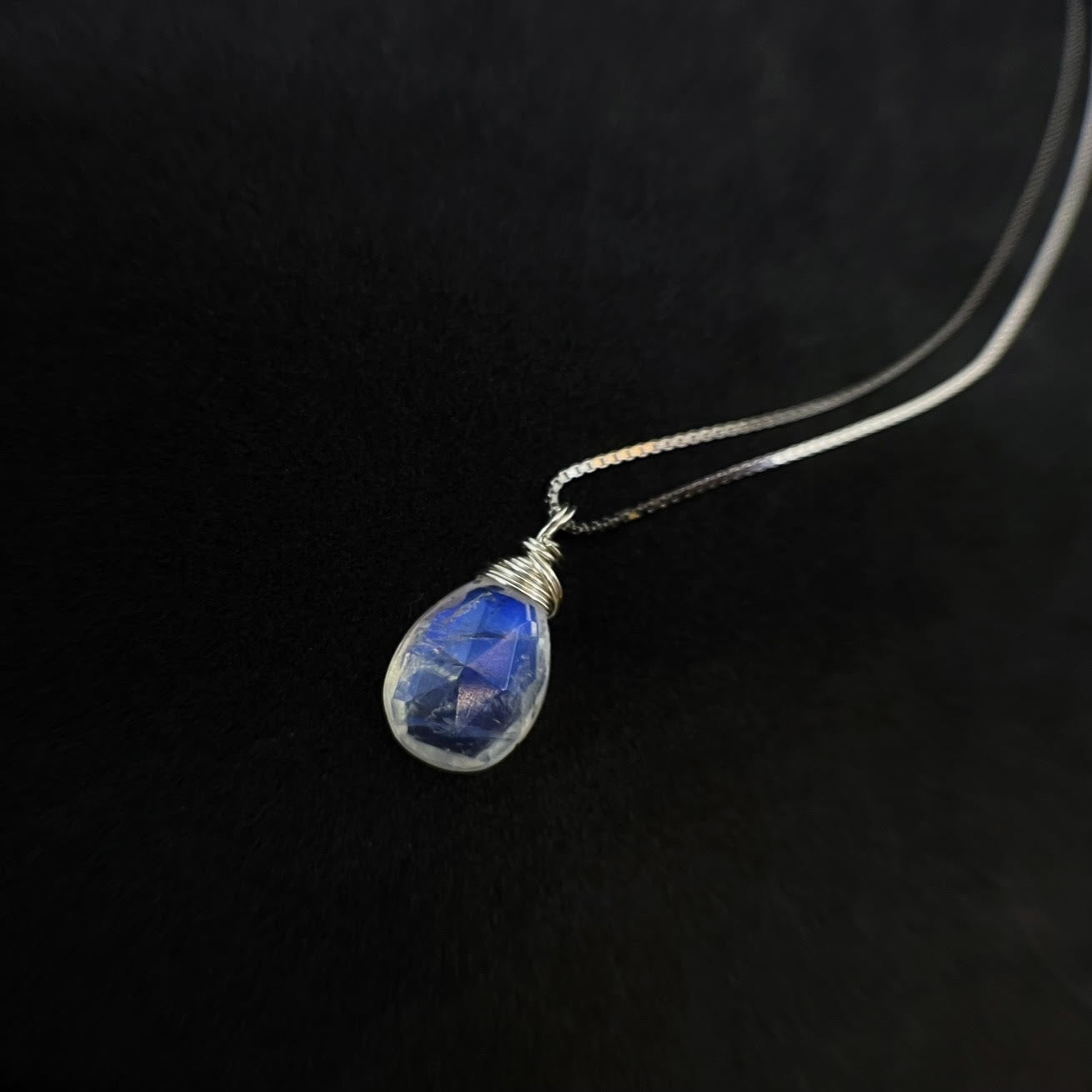 499Faceted pear shape moonstone necklace