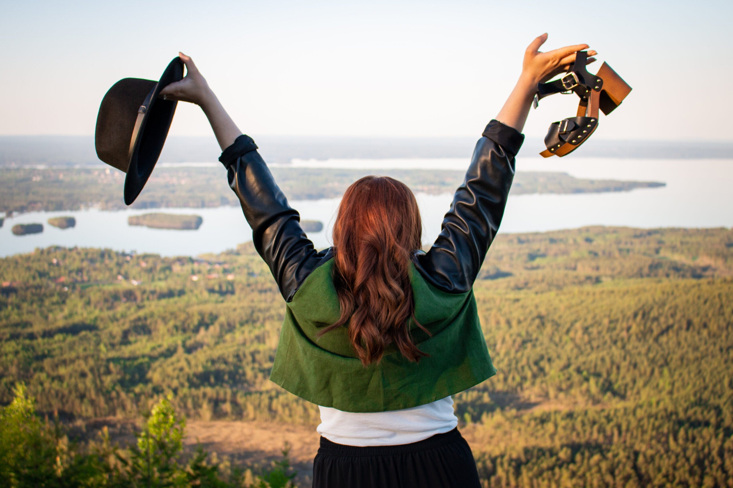 Flora, kort rak jackmodell i 100 % linnetyg med skinnärmar.