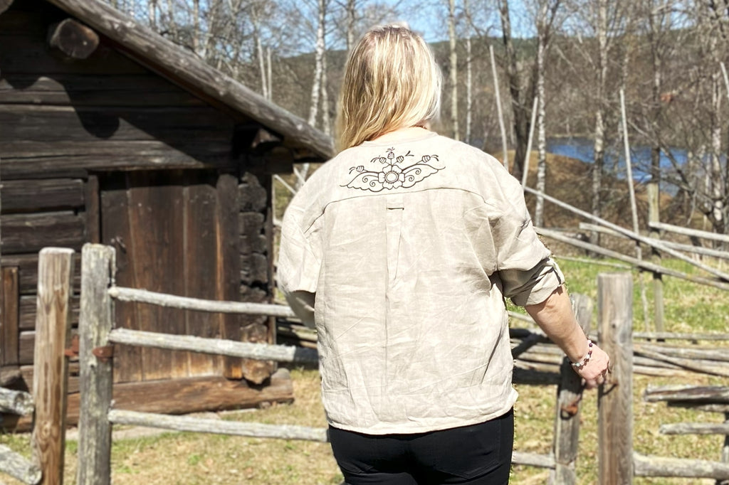 Vallmo, kort rak skjortmodell i 100 % linnetyg.