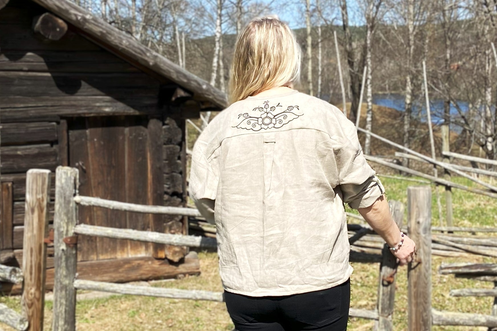 Vallmo, kort rak skjortmodell i 100 % linnetyg.