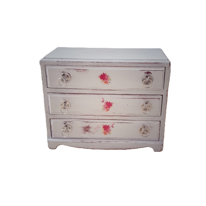 Miniatyrmöbel: Chippendale byrå i shabby chick