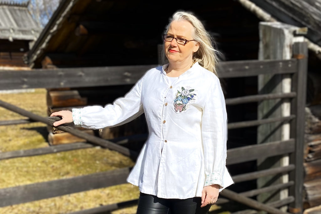 Sippa, en figursydd linnejacka finns i vitt och dalablått