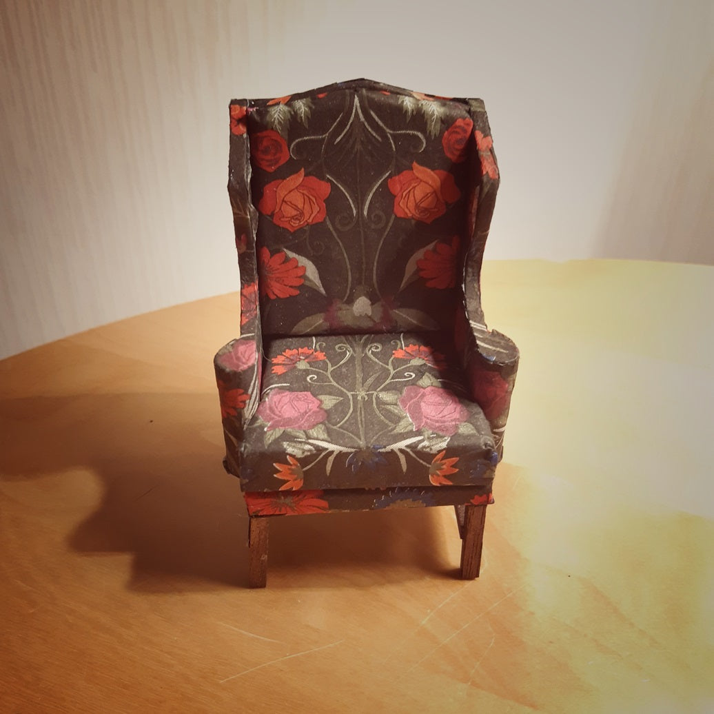 Miniatyrmöbel: Öronlappsfåtölj, skala 1:12