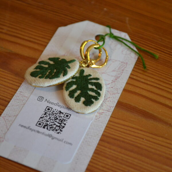 Broderade örhängen Monstera