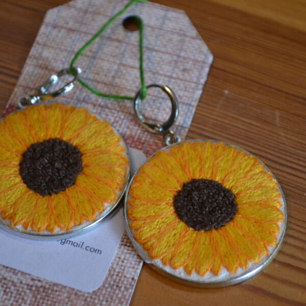 Broderade örhängen Solros