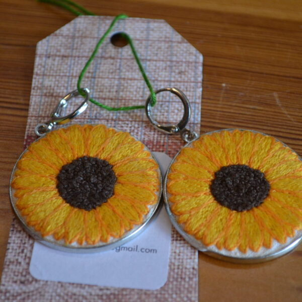 Broderade örhängen Solros