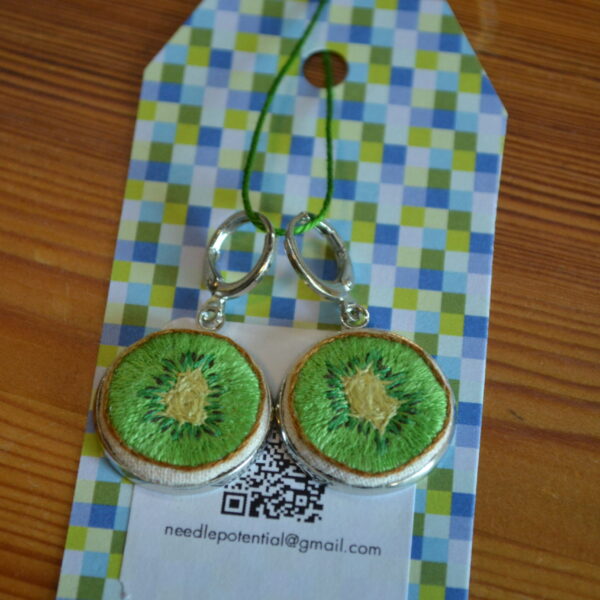 Broderade örhängen Kiwi