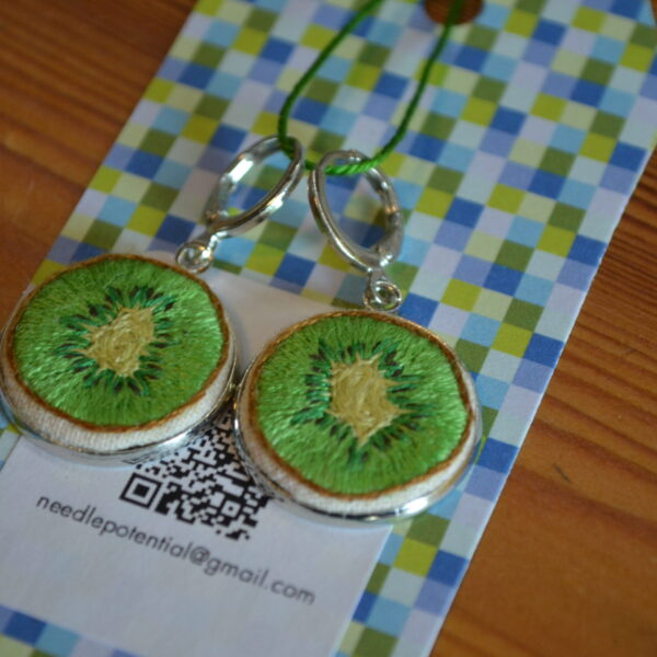 Broderade örhängen Kiwi