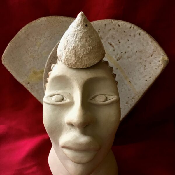 The Queen, skulptur i vit lera, glaserad