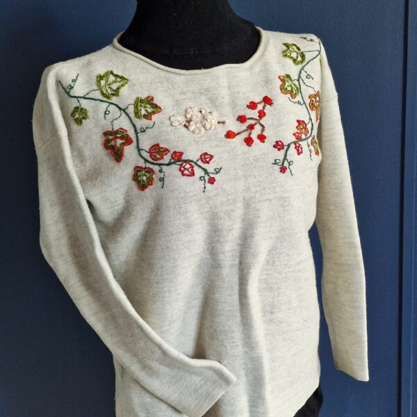 Embroidered white jumper